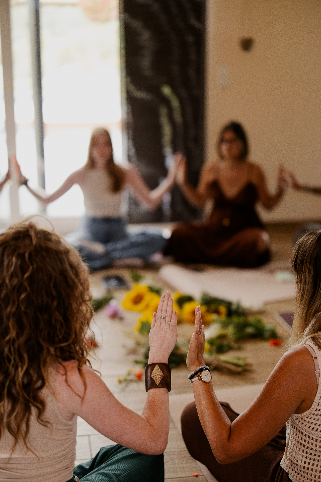 Cercle de femmes, mains levées en prière