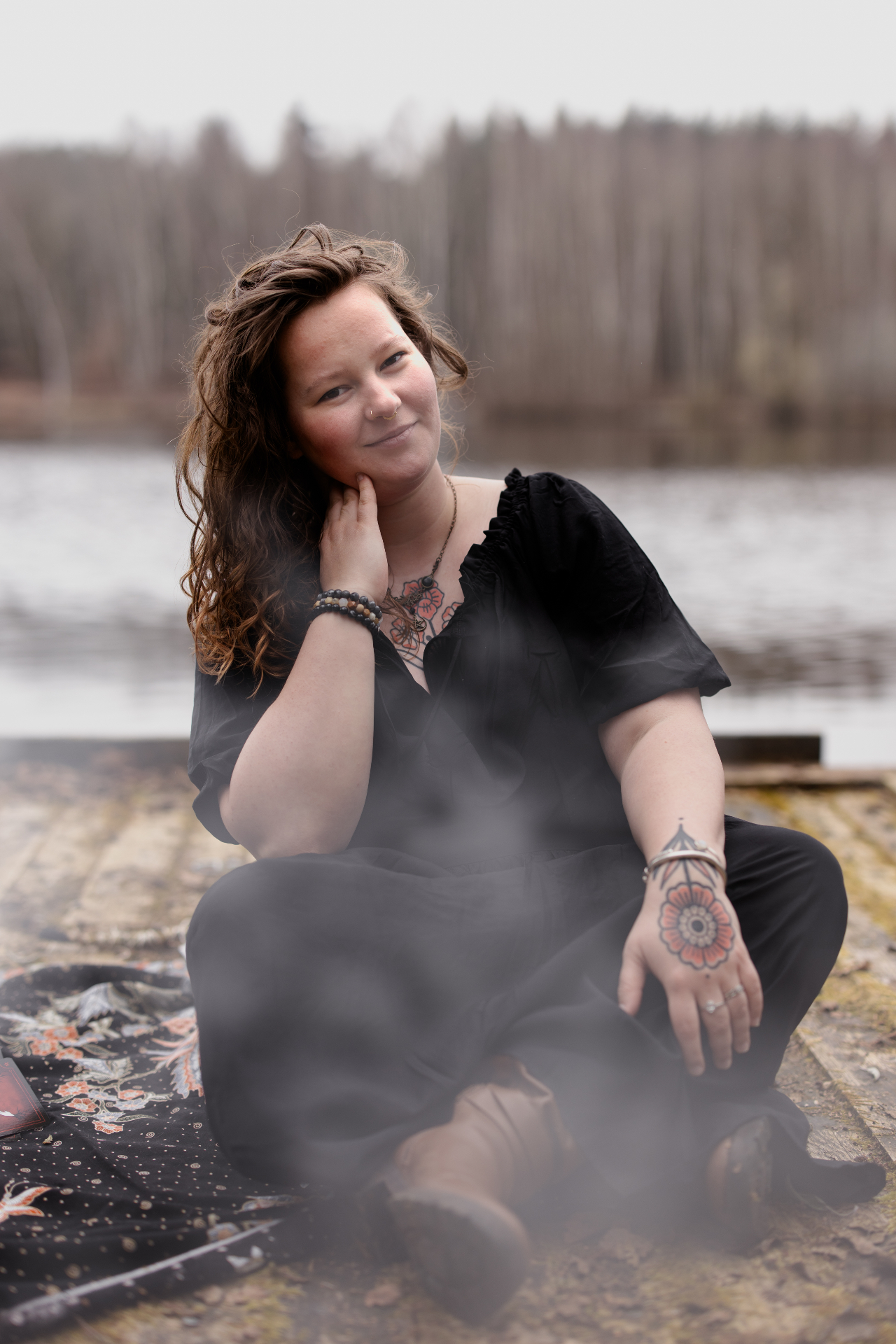 Cécile assise au bord d'un lac, sourire doux