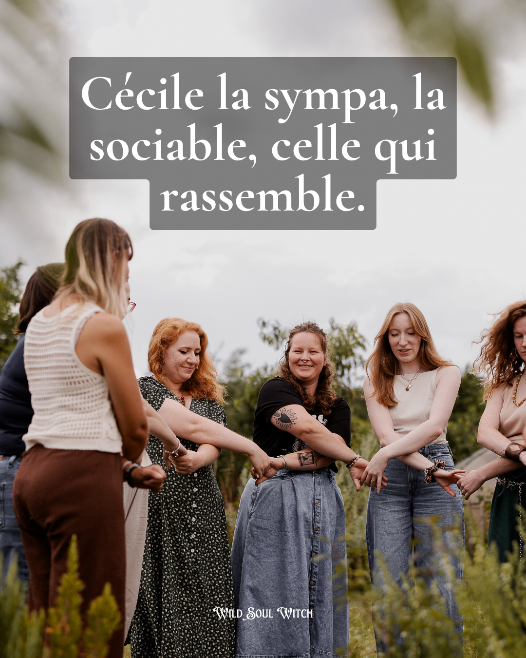 Cécile entourée d'un cercle de femmes avec la citation Cécile la sympa, la sociable, celle qui rassemble.