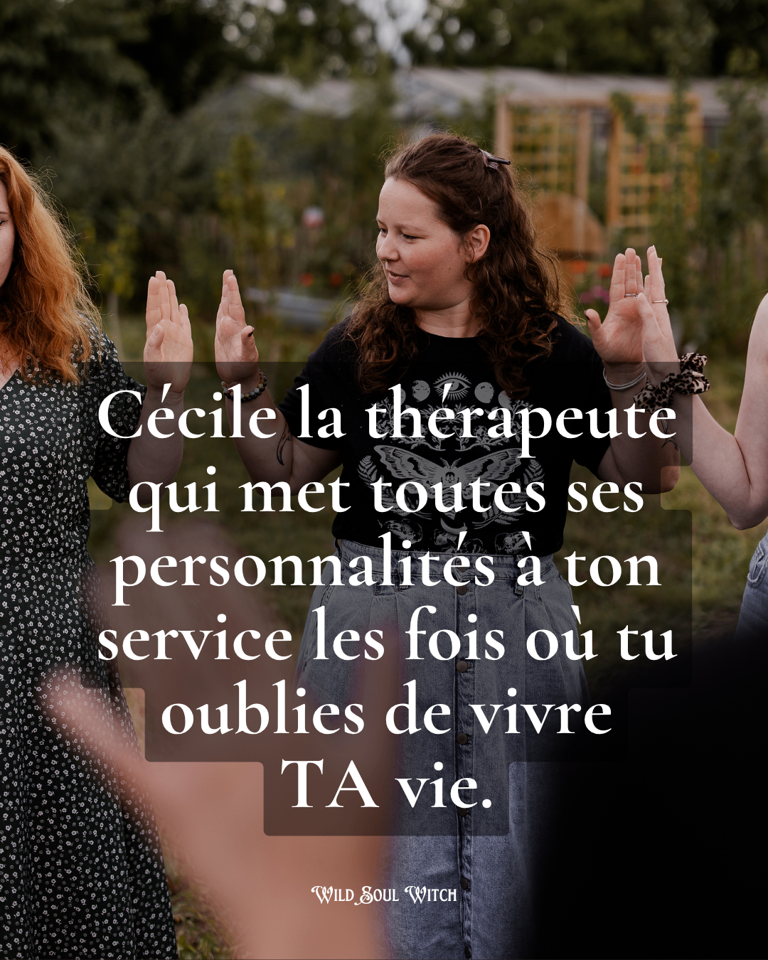 Cécile levant les mains dans un jardin avec la citation Cécile la thérapeute qui met toutes ses personnalités à ton service les fois où tu oublies de vivre ta vie.
