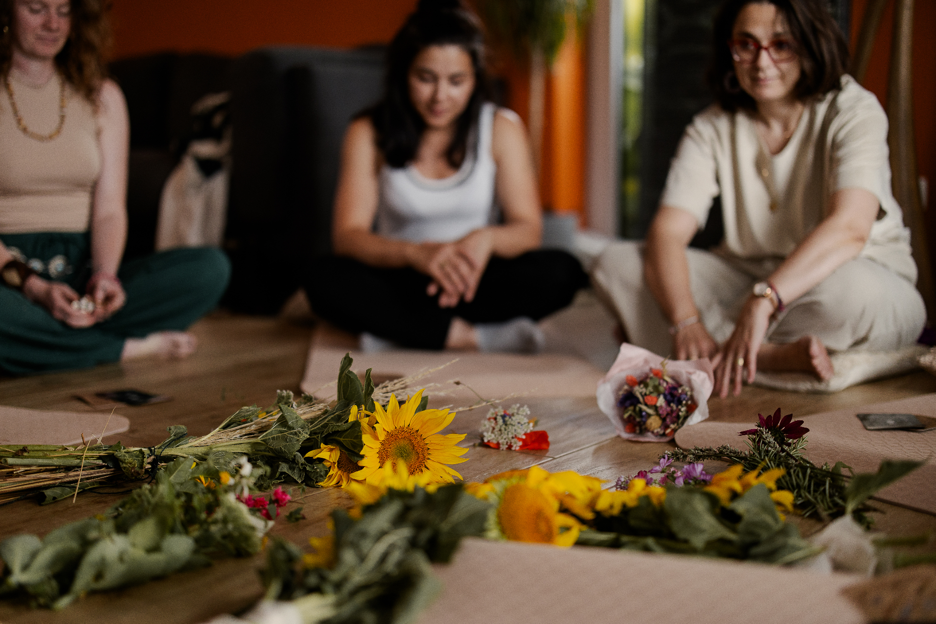Rituel collectif avec fleurs et tournesols au sol