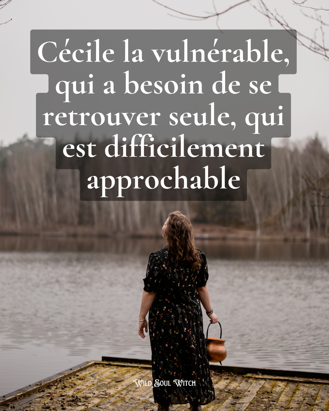 Cécile de dos face au lac avec la citation Cécile la vulnérable, qui a besoin de se retrouver seule, qui est difficilement approchable.