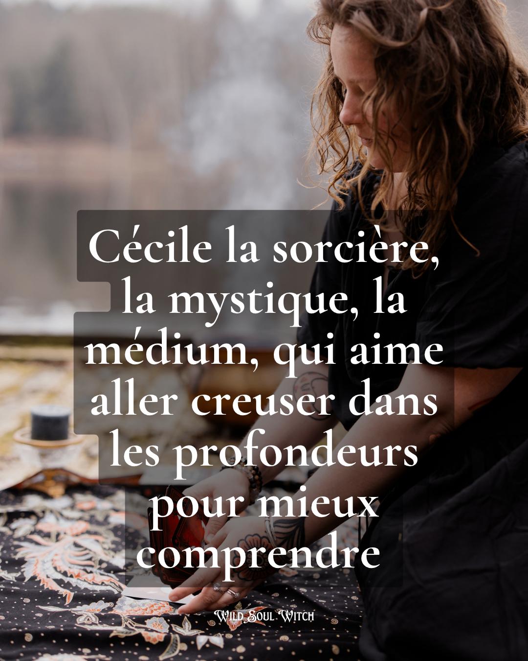 Cécile en séance avec des cartes et la citation Cécile la sorcière, la mystique, la médium, qui aime aller creuser dans les profondeurs pour mieux comprendre.