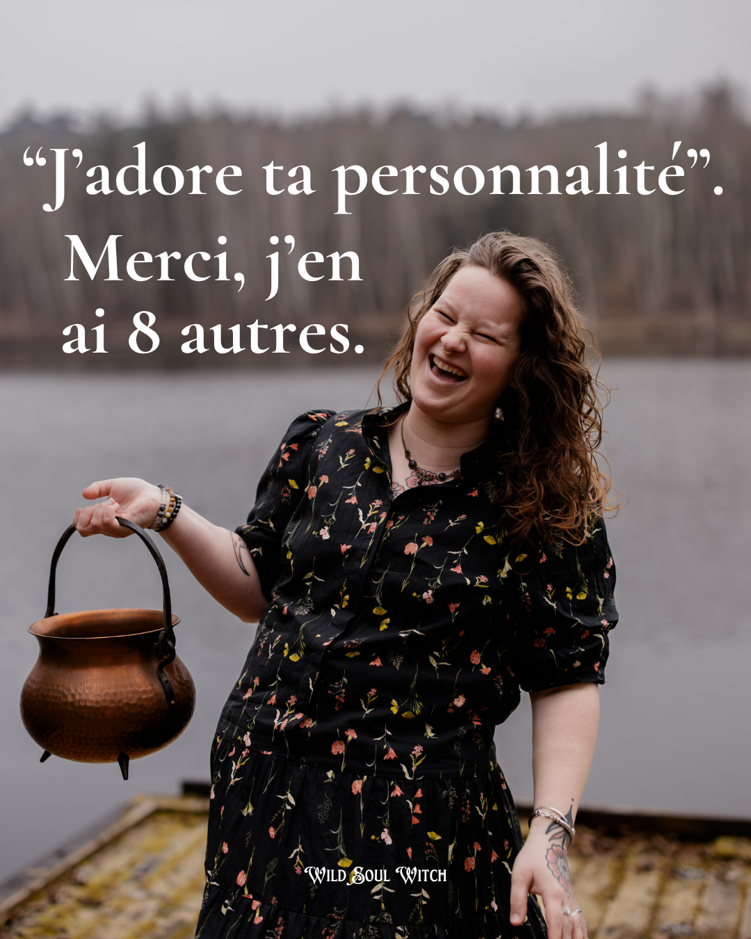 Portrait de Cécile au bord d'un lac avec la citation J'adore ta personnalité. Merci, j'en ai 8 autres.