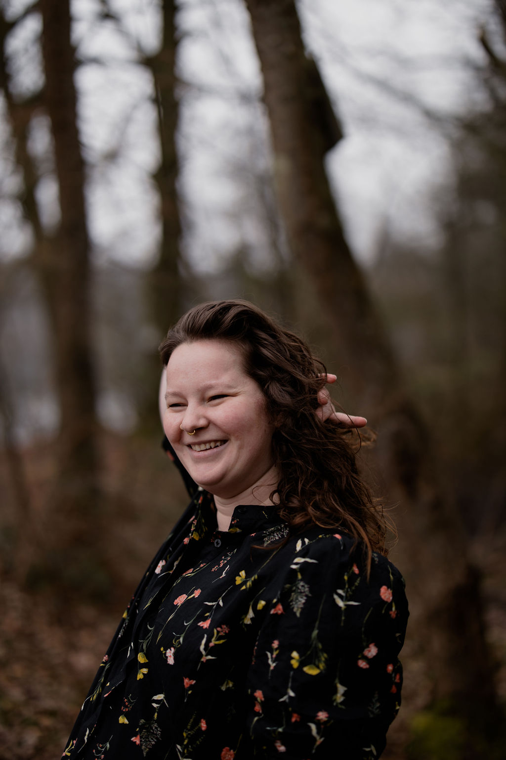 Cécile rit dans la forêt
