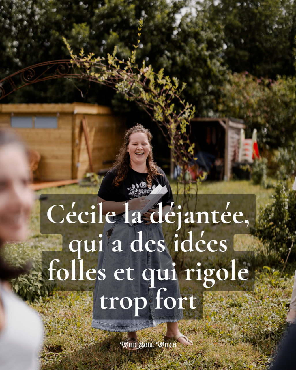 Cécile en extérieur pendant une animation avec la citation Cécile la déjantée, qui a des idées folles et qui rigole trop fort.